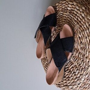 Vionic Womens Leticia Black Shiny Snakeskin Print Leather Wedge Sandals Cork S-9